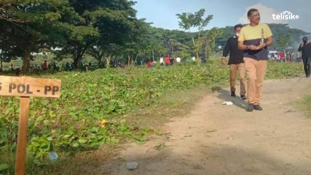 Sekda Muna, Eddy Uga memantau kerja bakti penanganan sampah dan pembersihan kota. Foto: Sunaryo/Telisik
