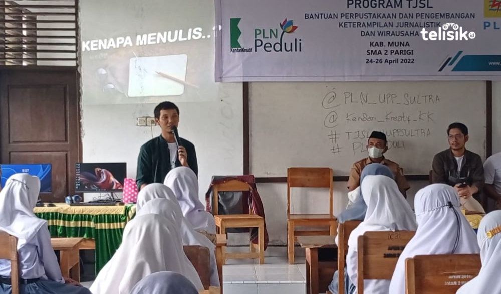 Jurnalis Telisik.id, Fitrah Nugraha saat memaparkan materi. Foto: Dok. Telisik