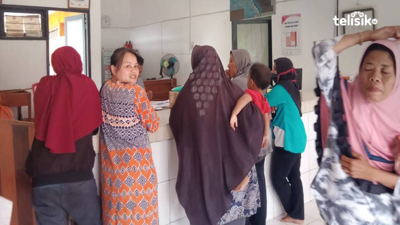 Antrian pembagian BLT minyak goreng di kantor Pos Kambara, Muna Barat. Foto: Amsir/Telisik