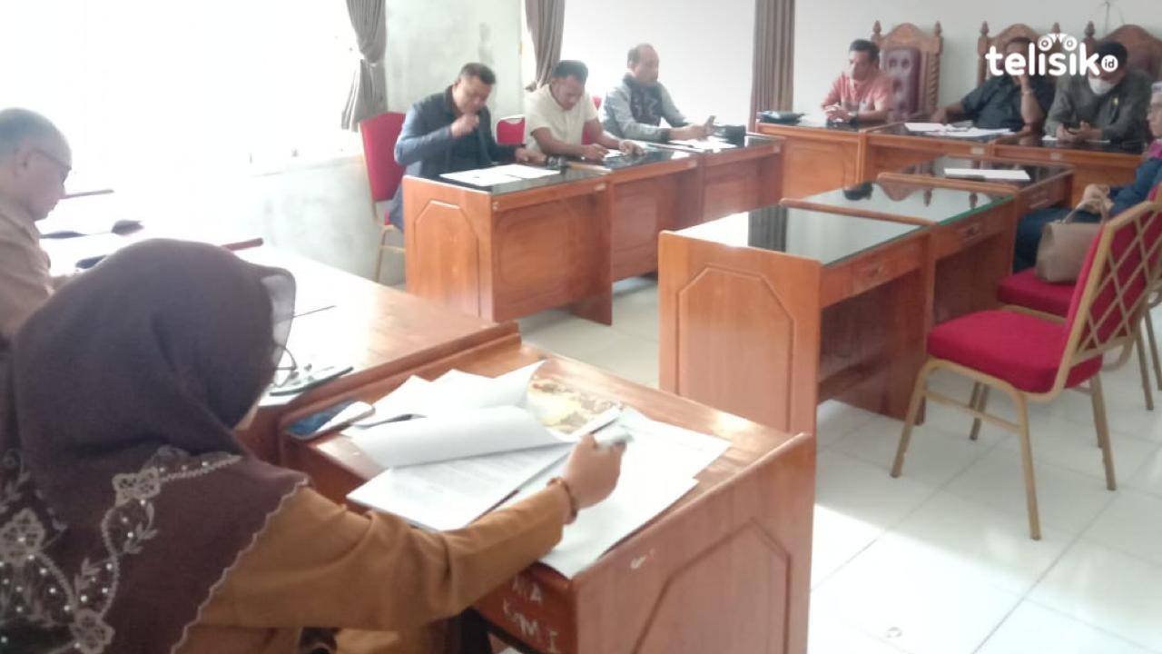 Komisi I bersama DPMD Muna rapat terkait pelaksanaan Pilkades. Foto : Sunaryo/Telisik
