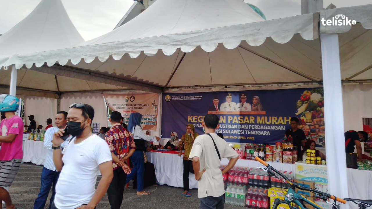 Kegiatan pasar murah Disperindag Sultra yang digelar di pelataran Sultra Safety Driving Centre (SSDC) eks MTQ sejak tanggal 22 April hingga 24 April mendatang. Foto: Nur Khumairah/Telisik