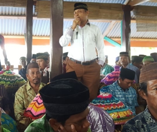 Wakil Ketua I DPRD Busel, Aliadi ketika berpidato di baruga dalam acara adat Foto: Ist.