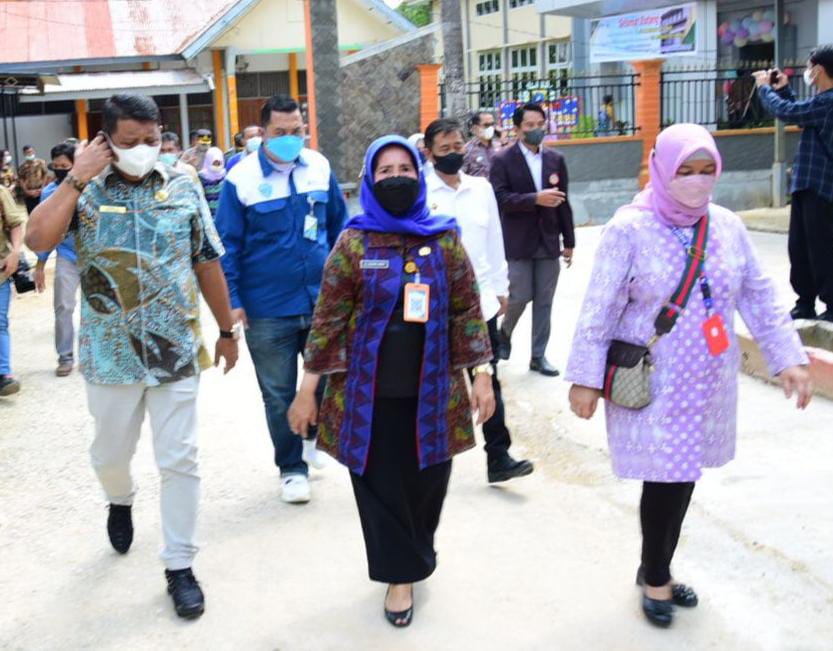 Sekretaris Daerah Kota Kendari, Nahwa Umar (depan tengah) tak berminat bergabung ke Parpol. Foto: Ist.