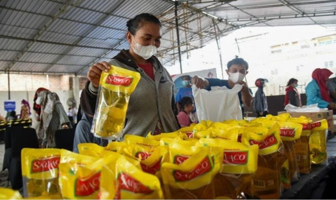 Penerima bantuan minyak goreng di Buton Tengah diuangkan. Foto: repro depok.Com