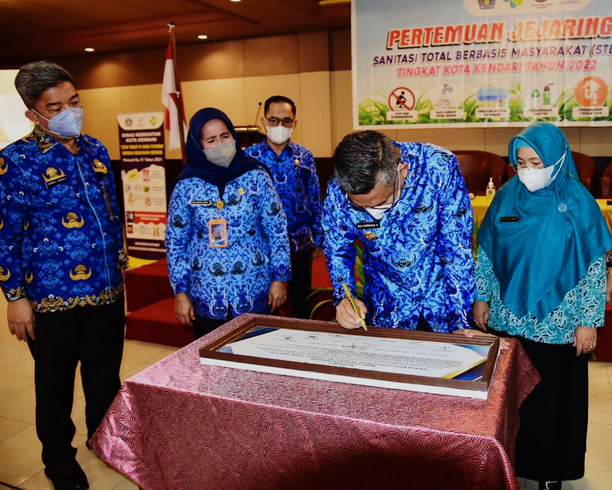 Penandatanganan deklarasi Sanitasi Total Berbasis Masyarakat, oleh Wali Kota Kendari Sulkarnain Kadir. Foto: Ist