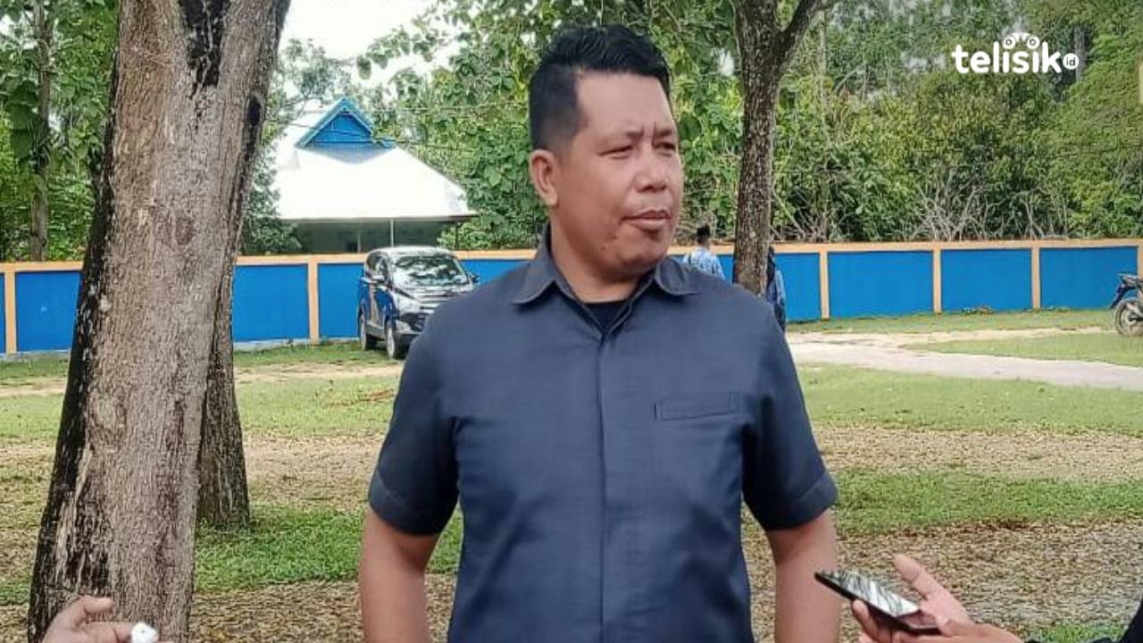 Ajudan Bupati Muna Barat, Anrias saat ditemui di lingkup kantor pemerintah daerah, menyatakan siap maju di pilkada 2024. Foto: Putri Wulandari/Telisik