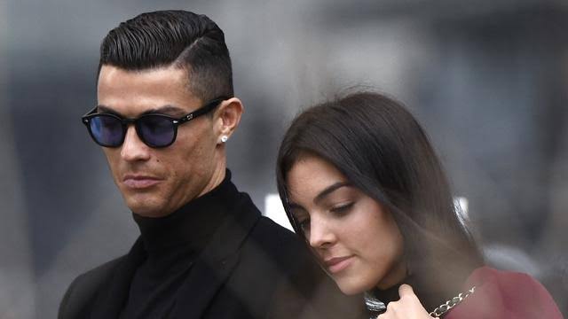 Cristiano Ronaldo (kiri) bersama sang istri. Foto: Repro AFP