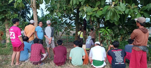 Warga Bojonegoro yang melihat jasad anggota DPRD tewas gantung diri. Foto: Suarabanyuurip