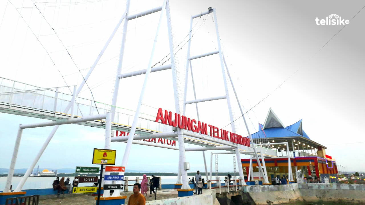 Suasana menjelang buka puasa di Ajungan Teluk Kendari, Foto: Aris Mantobua/Telisik