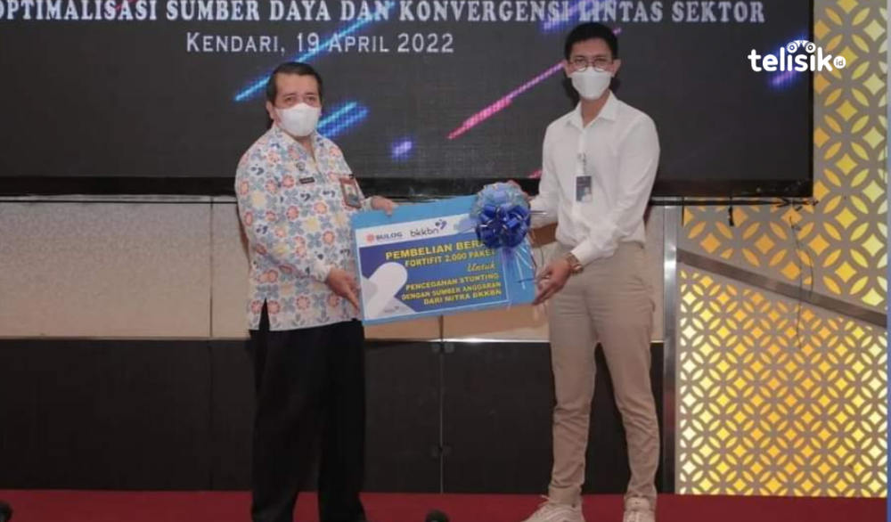 Kepala BKKBN Sulta, Drs. Asmar (kiri) menerima secara simbolis 2000 paket beras fortifit dari Perum Bulog Sultra. Foto: Haidir Ali/Telisik