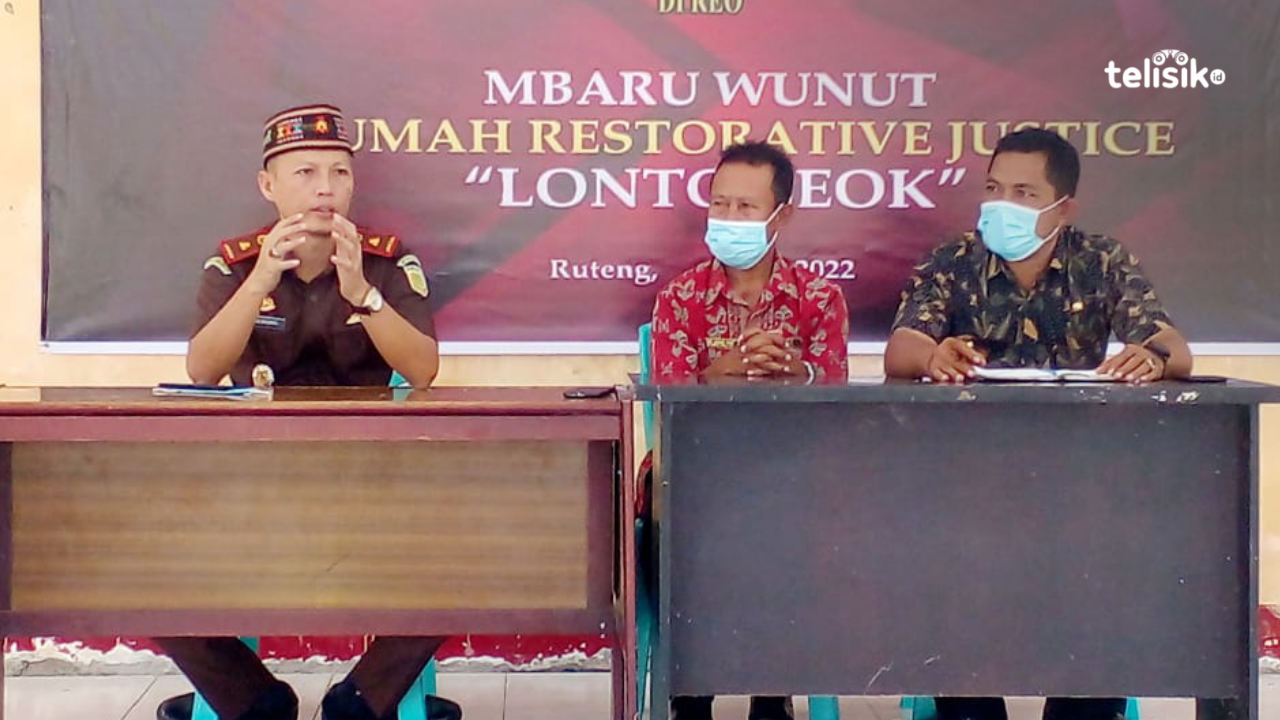 Kacabjari Manggarai di Reo, Riko Budiman didampingi Camat Reok, Ahmad Pahu dan Sekcam Reok, Theobaldus Junaidin dalam kegiatan Pra Launching Rumah Restorative Justice. Foto: Berto Davids/Telisik