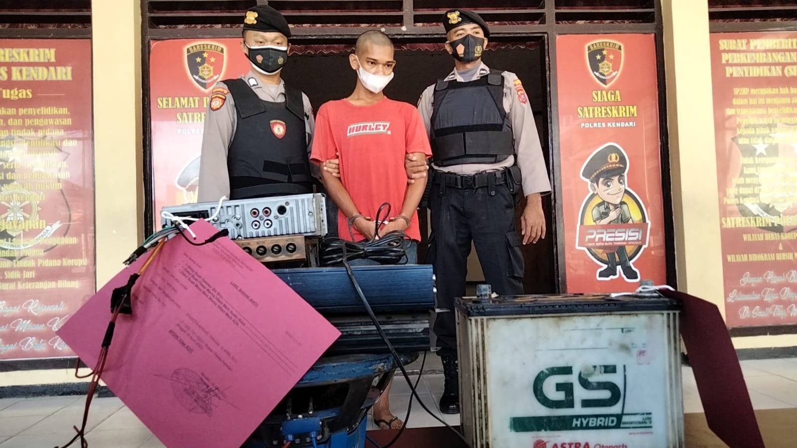 Tersangka beserta barang bukti yang dicuri oleh AN diamankan oleh aparat Polresta Kendari, Foto: Andi May/Telisik