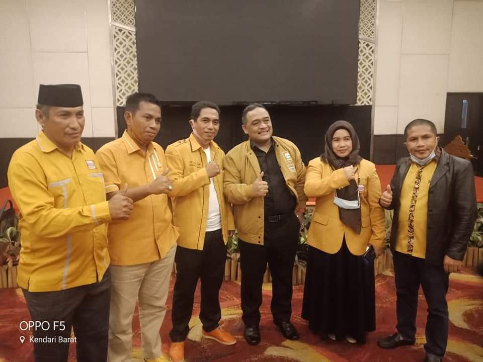 Ketua DPC Hanura Muna, Irwan (jaket cokelat) bersama anggota Fraksi Hanura DPRD Muna. Foto : Ist.