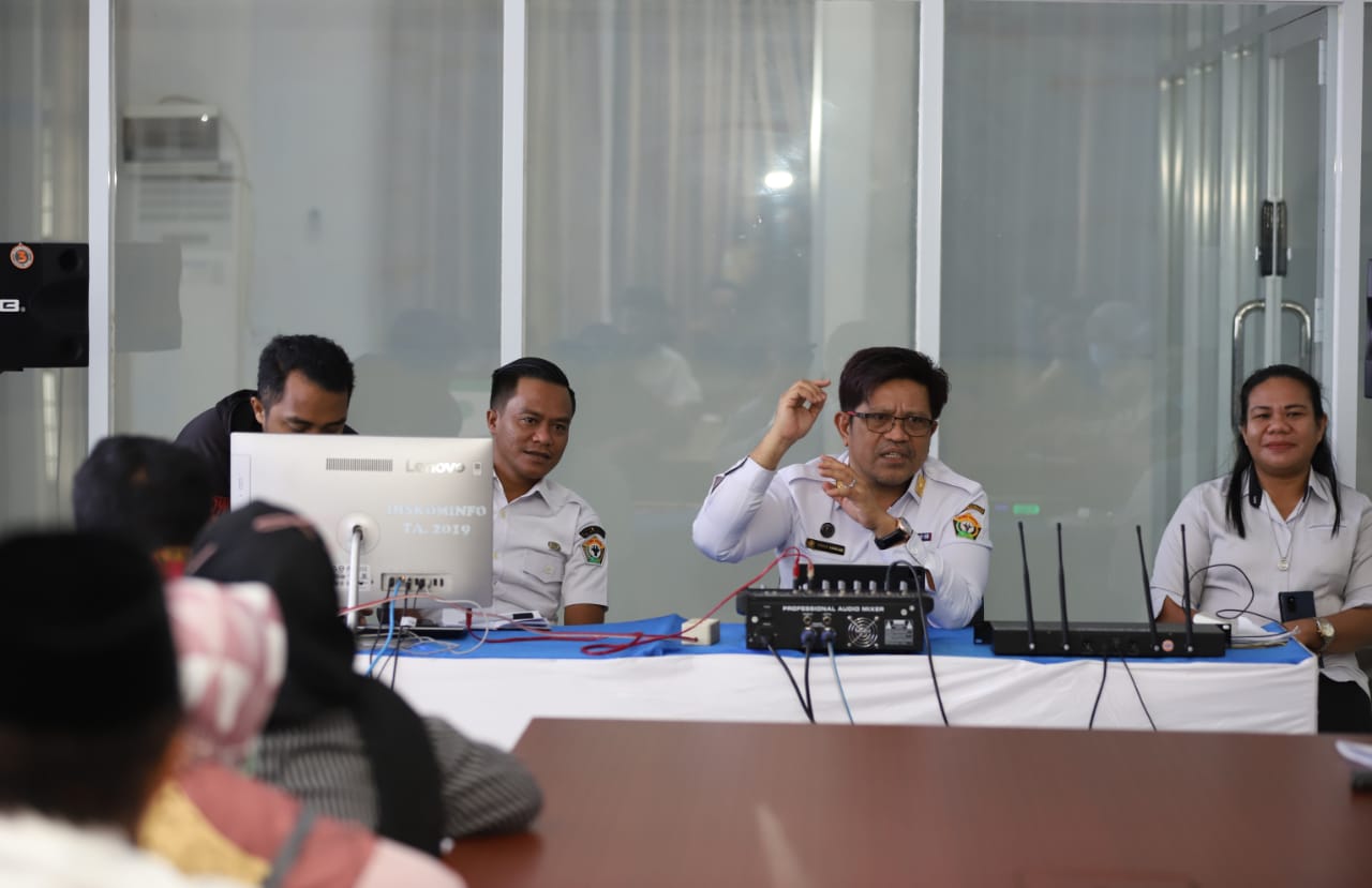 Ridwan Badallah, Kepala Dinas (Kadis) Komunikasi dan Informasi Sultra (Kominfo) saat memberikan penjelasan pada anggota DPRD Mubar. Foto: Ist.