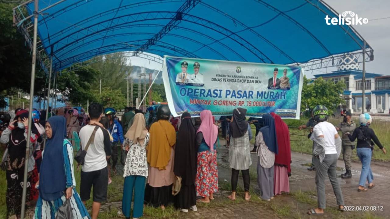 Pasar murah minyak goreng yang digelar di RTH Kasipute, Bombana. Foto: Hir/Telisik