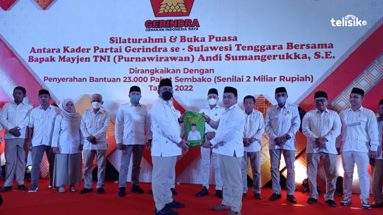 Ketua DPD Partai Gerindra Sulawesi Tenggara menyerahkan bantuan sembako secara simbolis pada Ketua DPC Gerindra Kabupaten Konawe Utara. Foto: Sumarlin/Telisik