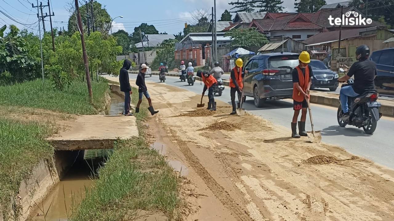 Proses pembersihan gundukan tanah akibat banjir di jalan DI Pajaitan, Kota Kendari. Foto: Arianto/Telisik