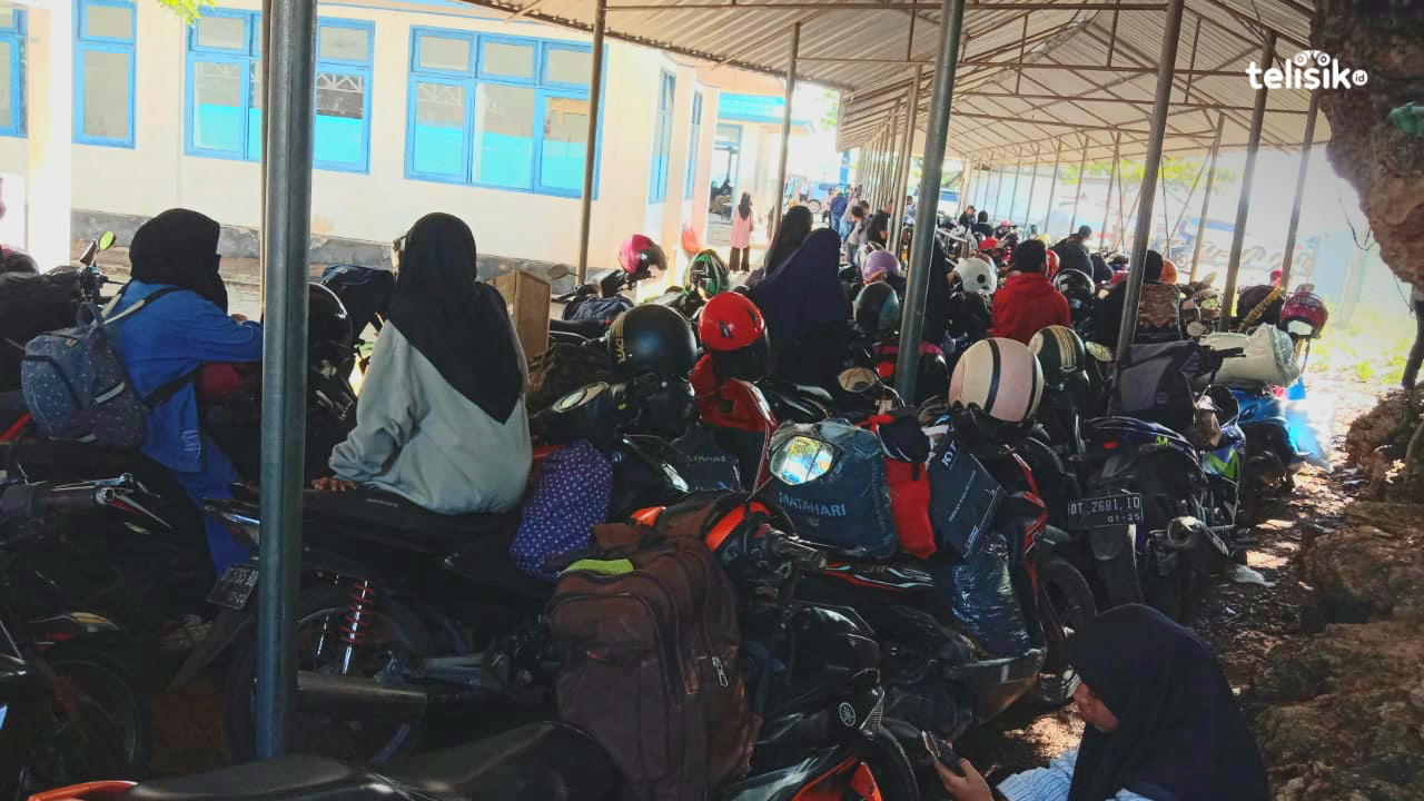 Nampak para calon penumpang memadati pelabuhan penyeberangan Torobulu. Foto: Aris Mantobua/Telisik