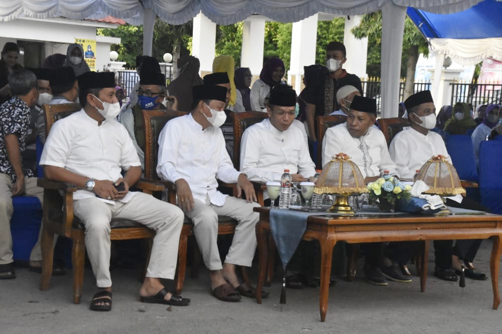 Dari kiri: Ketua DPRD Butur Rukman Basri, Bupati Butur Ridwan Zakariah, Ketua PAN Sultra Abdrrahman Shaleh, Wakil Bupati Butur Ahali dan Sekda Butur Muh. Hardhy Muslim. Foto: Ist.