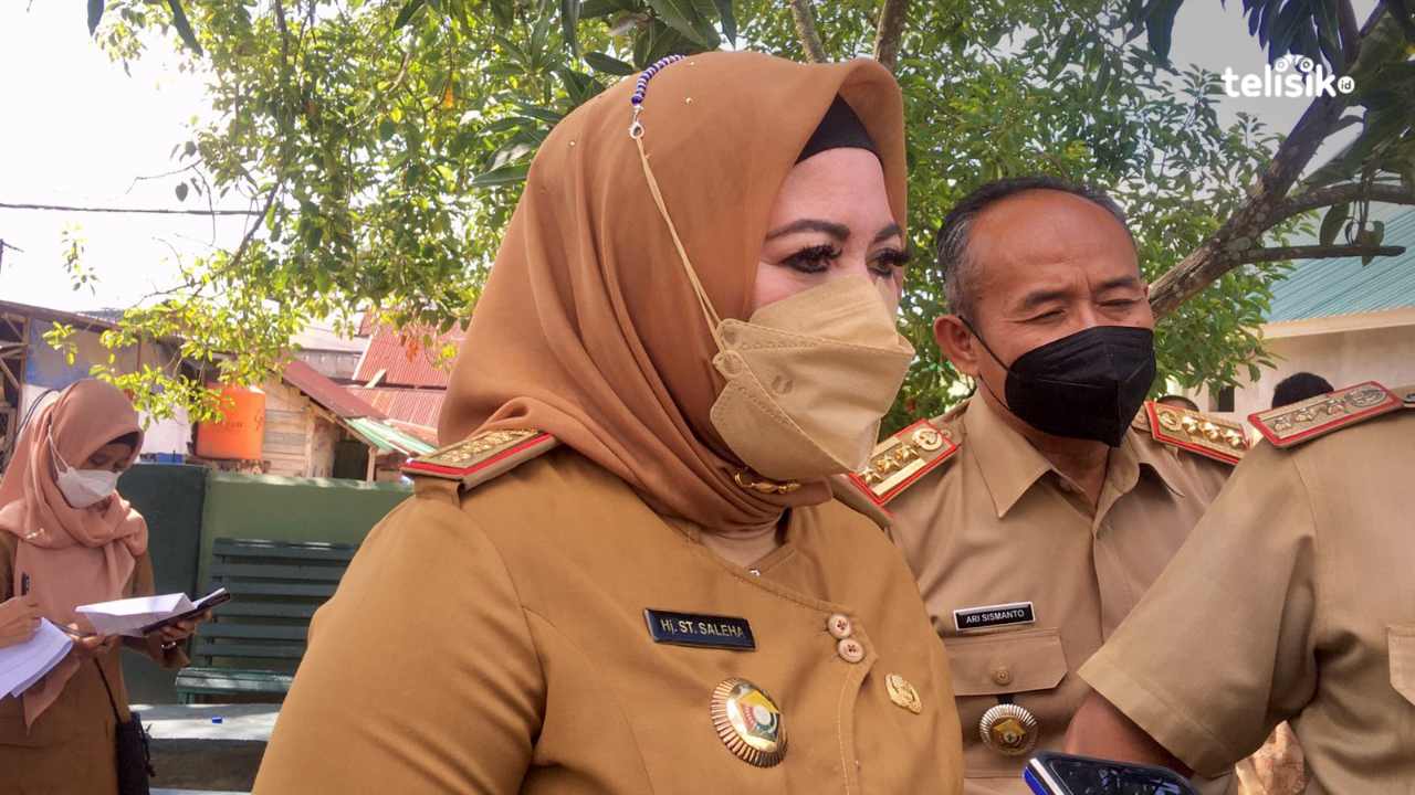 Kepala Disperindag, Sitti Saleha saat diwawancara oleh awak media terkait sidak harga kebutuhan pokok. Foto: Nurdian Pratiwi/Telisik