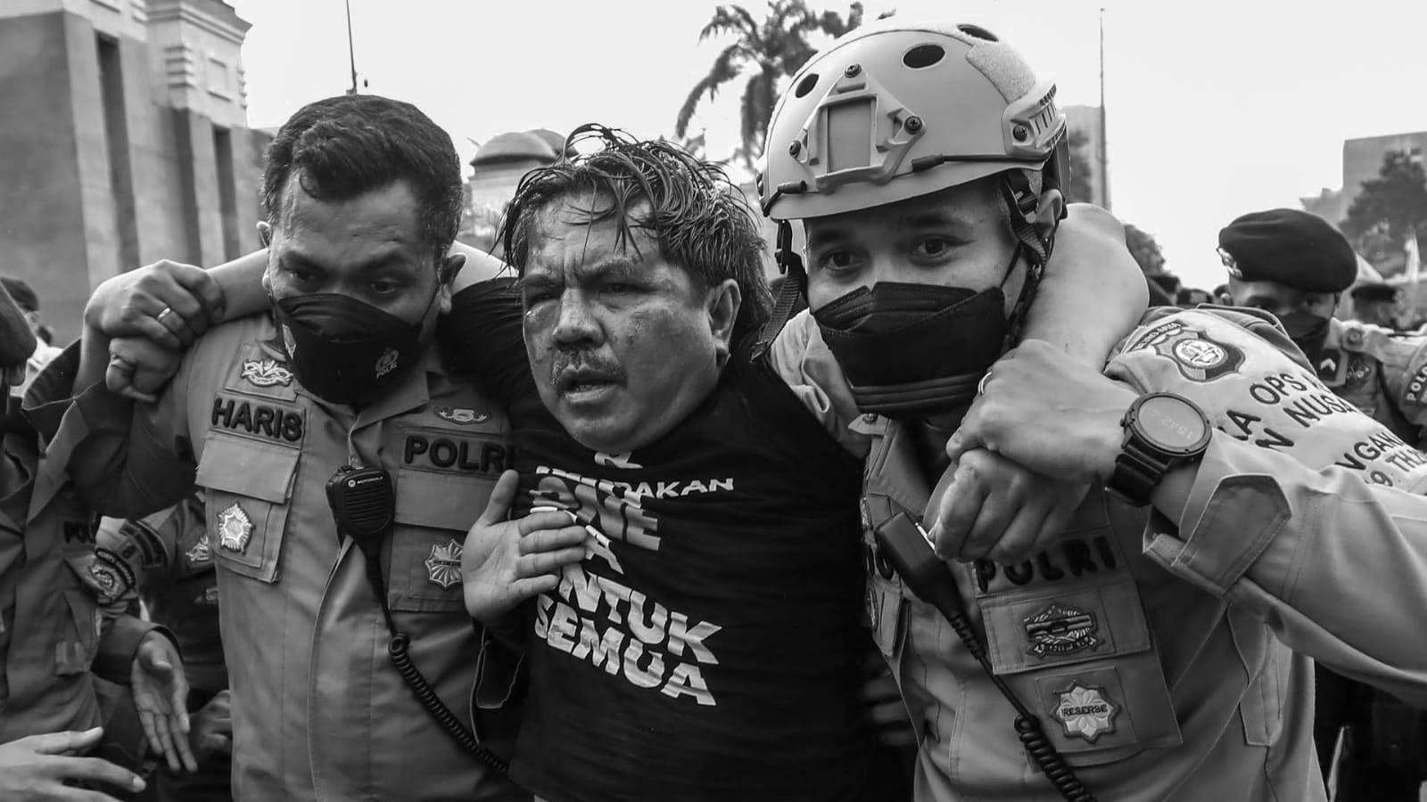 Ade Armando saat dikeroyok di depan gedung DPR RI. Foto: Tirto.id