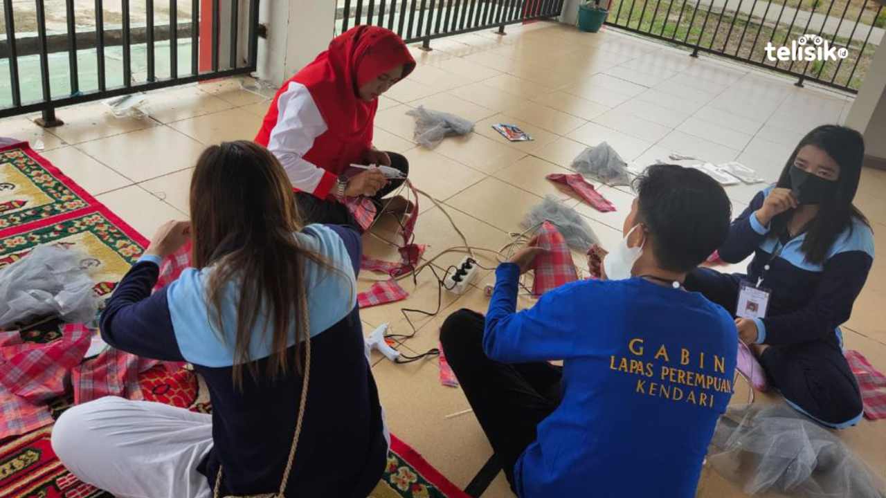 Warga binaan Lapas Perempuan Kendari membuat kerajinan yang dilatih langsung oleh BLK. Foto: Muhammad Ilwanto/Telisik