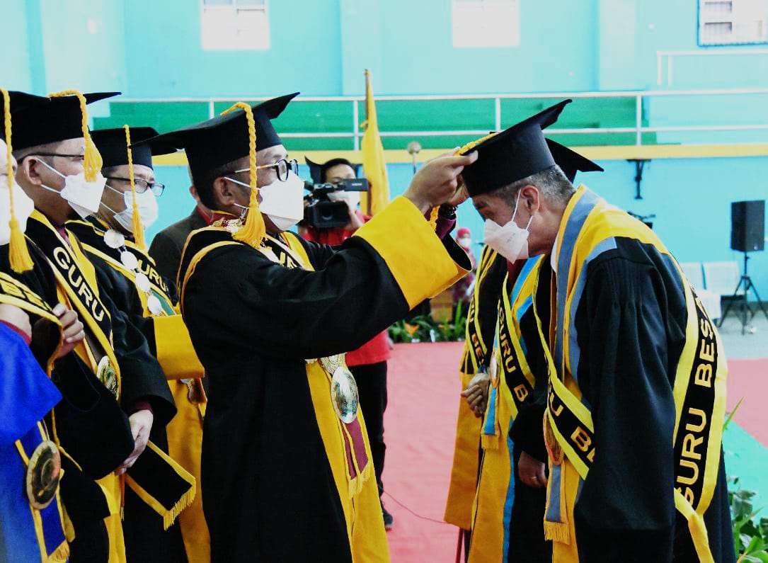 Pengukuhan guru besar FP, FPIK, dan FEB oleh Rektor UHO Kendari Prof. Dr. Muhammad Zamrun Firihu, di Gedung Sport Center UHO. Foto: Ist.
