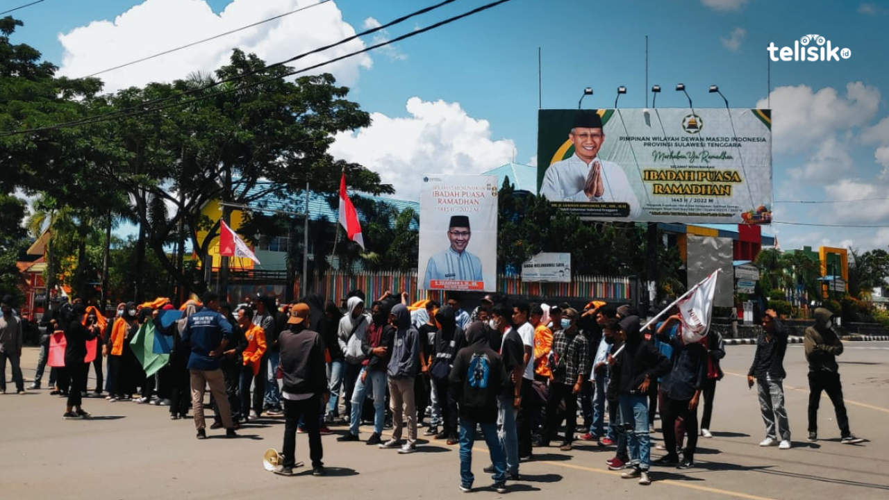 Mahasiswa yang tergabung dalam Massa Aksi 11 April di Sulawesi Tenggara Foto: Ruliawan/Telisik