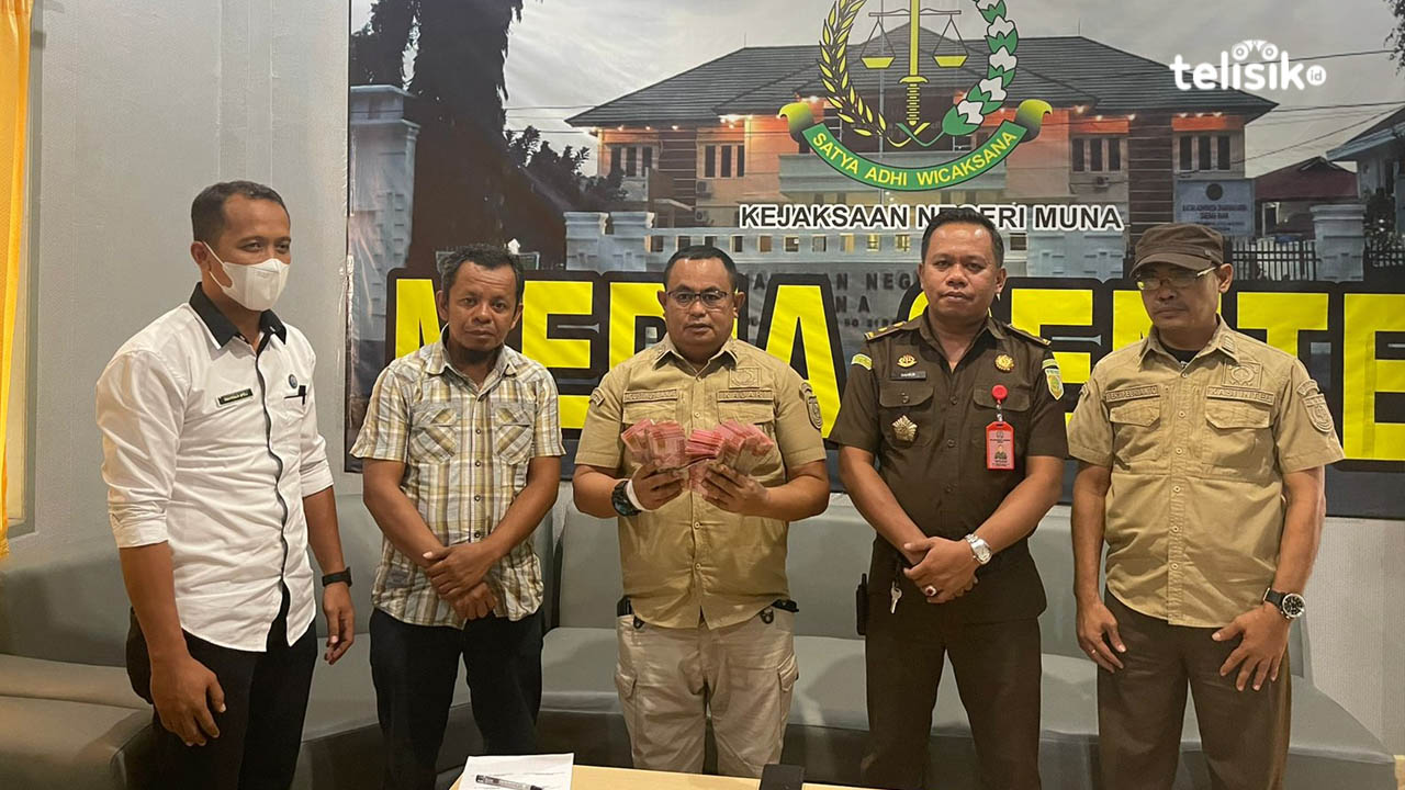 Kajari Muna, Agustinus Baka Tangdililing didampingi Kasi Pidsus, Sahrir dan Kasi Intelijen, Fery Febrianto menerima pengembalian kerugian negara dari kerabat terdakwa LH. Foto : Sunaryo/Telisik
