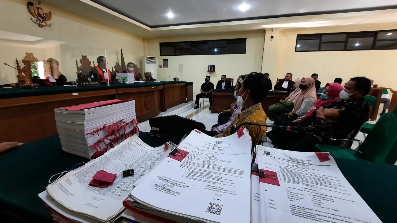 Sidang dugaan korupsi dana BOS SMAN 1 Kabawo. Foto: Ist.