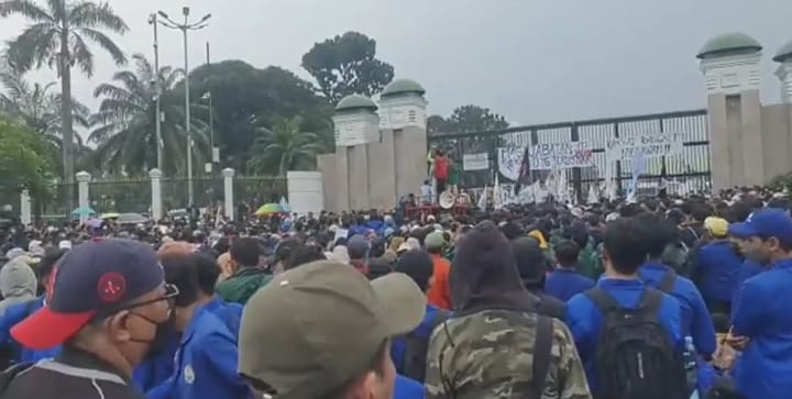 Massa aliansi BEM SI memadatangi pintu gerbang Gedung DPR/MPR/DPD RI. Mereka menyuarakan penolakan perpanjangan 3 periode masa jabatan Presiden. Foto : Marwan Azis.