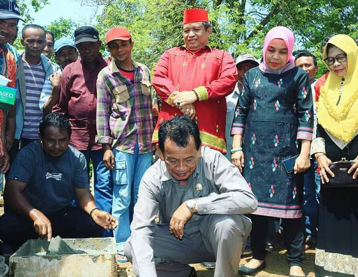 Ketua DPRD Muna, La Saemuna (jongkok di depan). Foto: Ist.