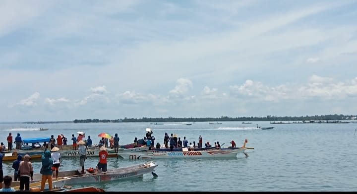Salah satu pulau dari 36 gugusan pulau di selat Tiworo, Desa Santiri, Pulau Balu, Muna Barat. Foto: repro Triaspolitika.id