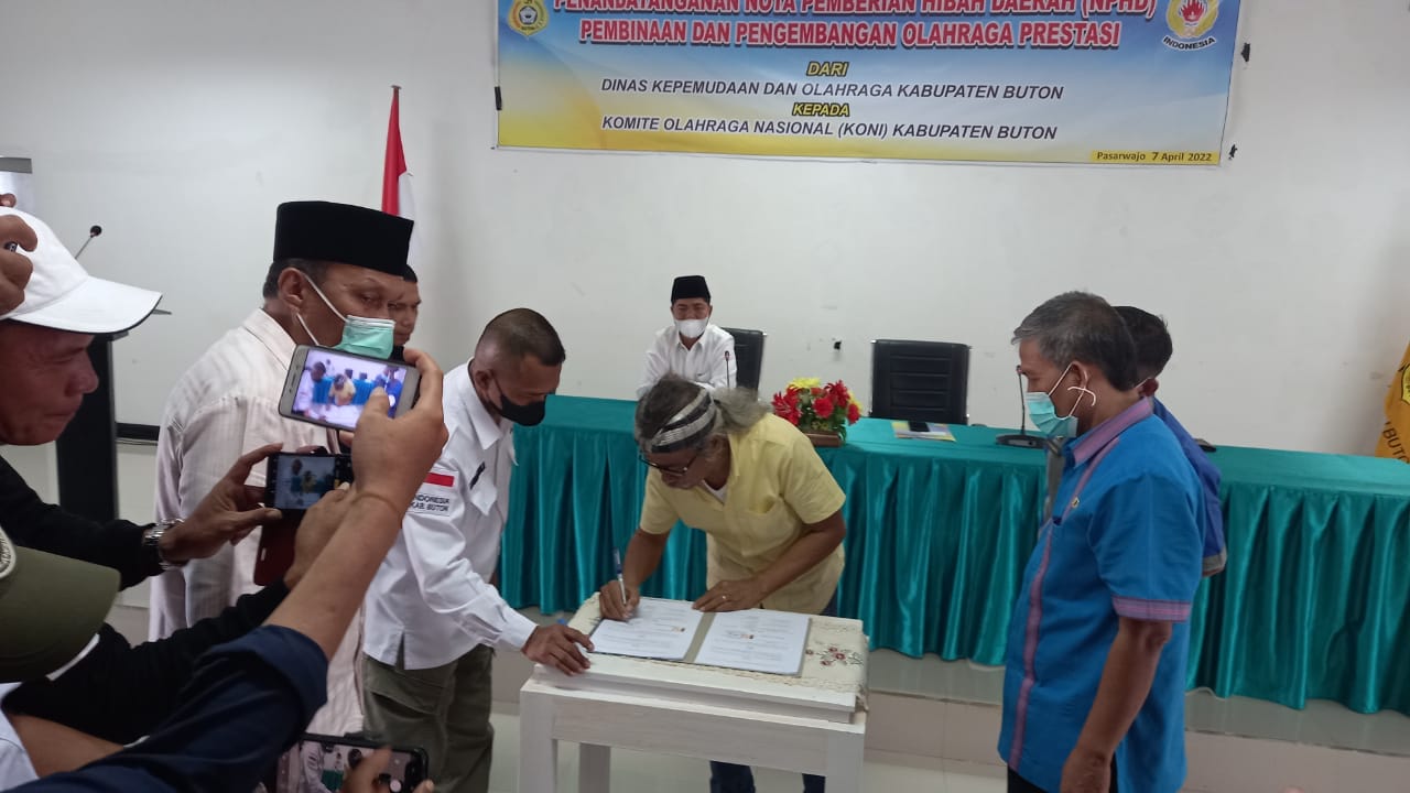 Penandatanganan nota Pemberian Hibah Dana Daerah (NHPD) dalam rangka pembinaan dan pengembangan olahraga prestasi di Kabupaten Buton. Foto: Ist.