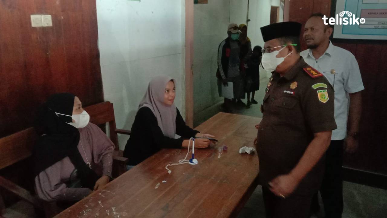 Kajari Muna, Agustinus Baka Tangdililing memantau pengurusan dokumen kependudukan di Disdukcapil.  Foto: Sunaryo/Telisik
