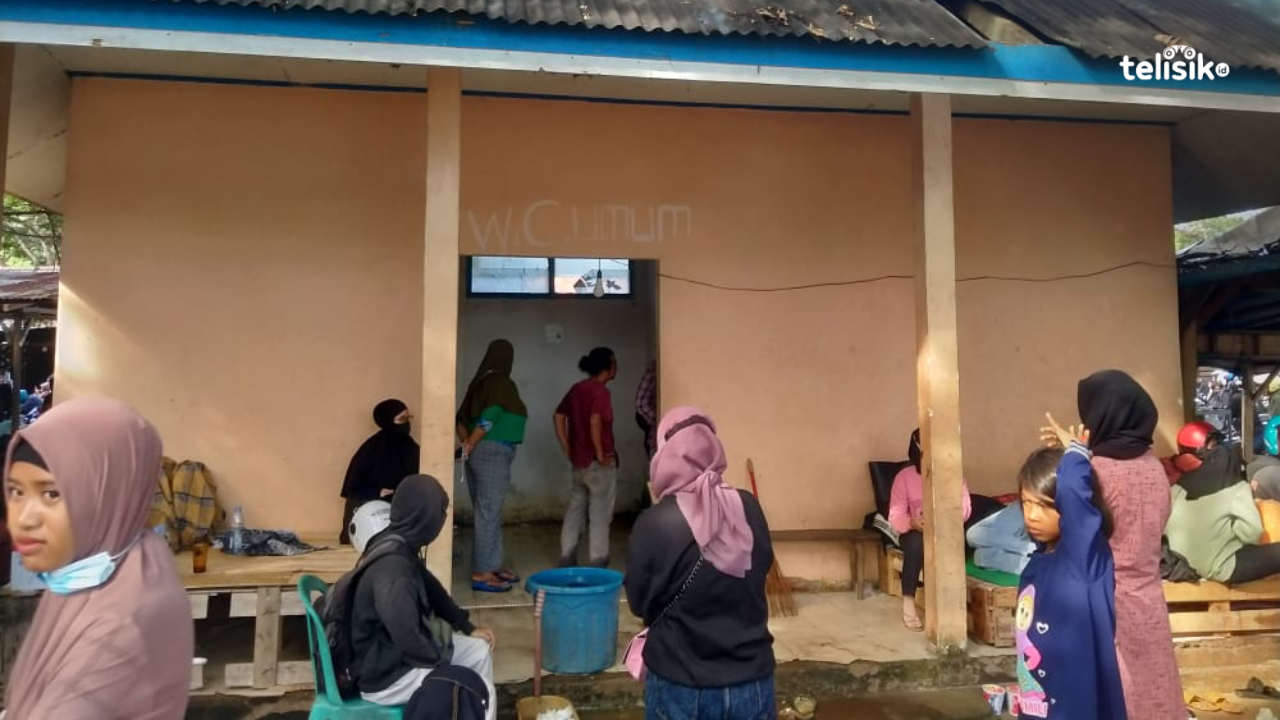 Nampak beberapa calon penumpang pelabuhan feri Torobulu-Tampo, sedang antre masuk ke dalam toilet berbayar fasilitas pelabuhan. Foto: Haidir Ali/Telisik