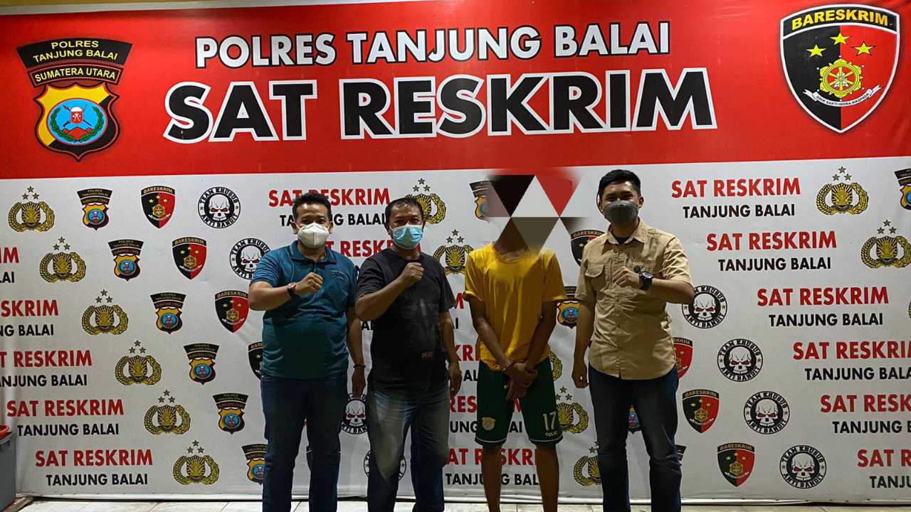Terduga pelaku pencabulan ketika diamankan petugas kepolisian. Foto: Humas Polres Tanjung Balai