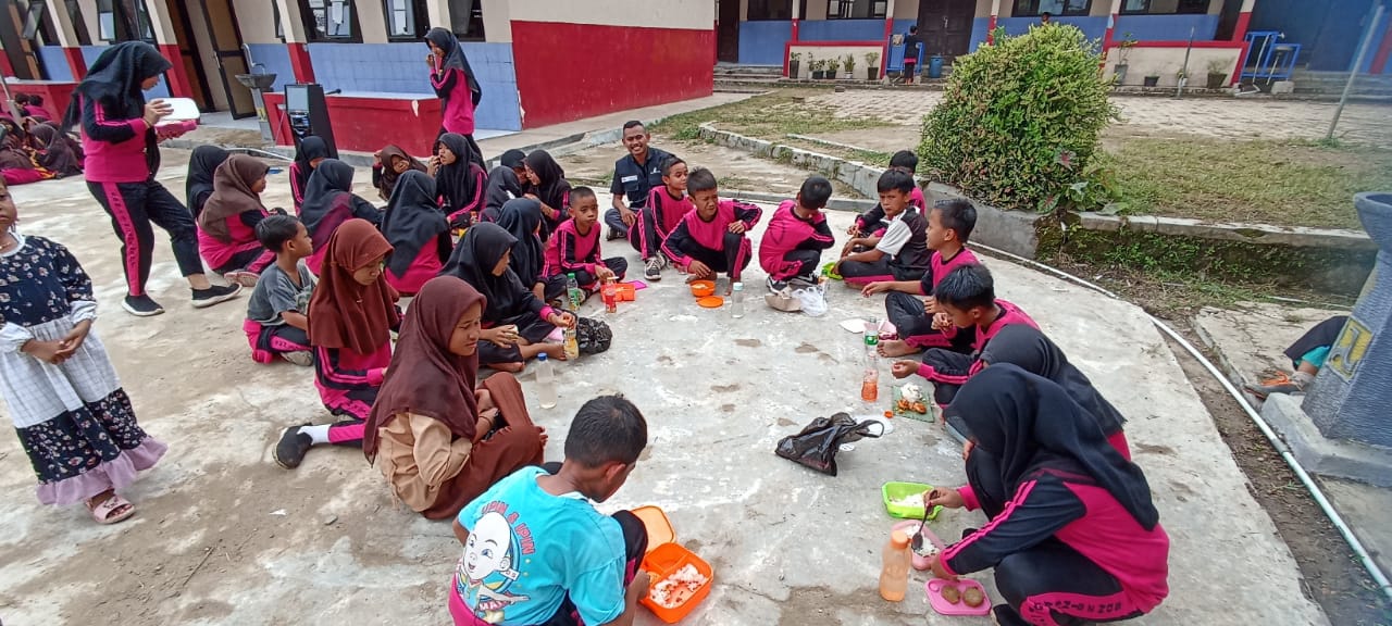Salah satu kegiatan siswa di SDN 2 Sindangwangi, Kecamatan Muncang. Foto: Dok. Relawan Pendidik Ayo Mengajar Indonesia