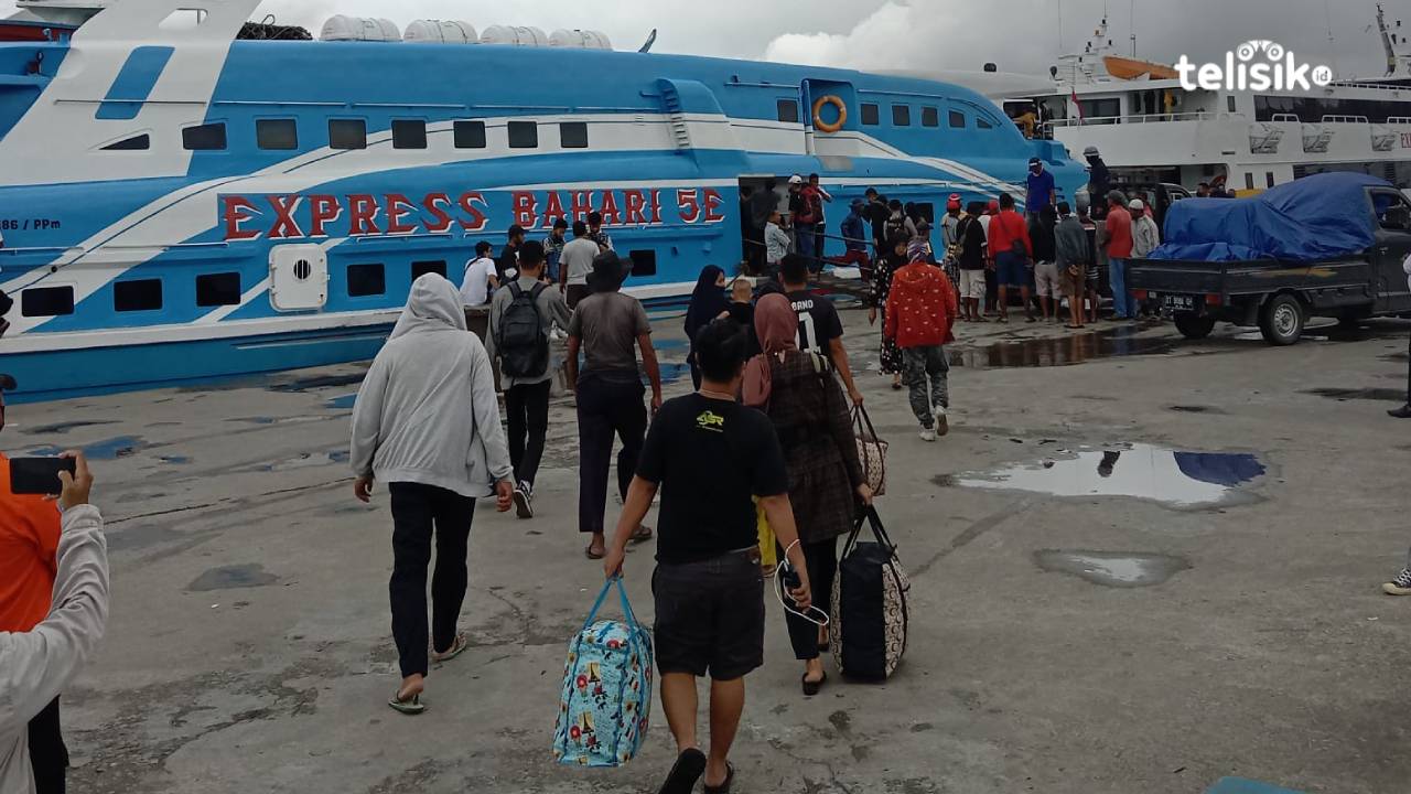 Suasana penumpang di pelabuhan Nusantara Kota Kendari masih terpantau normal di H-7 Lebaran Idul Fitri 1443 Hijriah. Foto: Musdar/Telisik