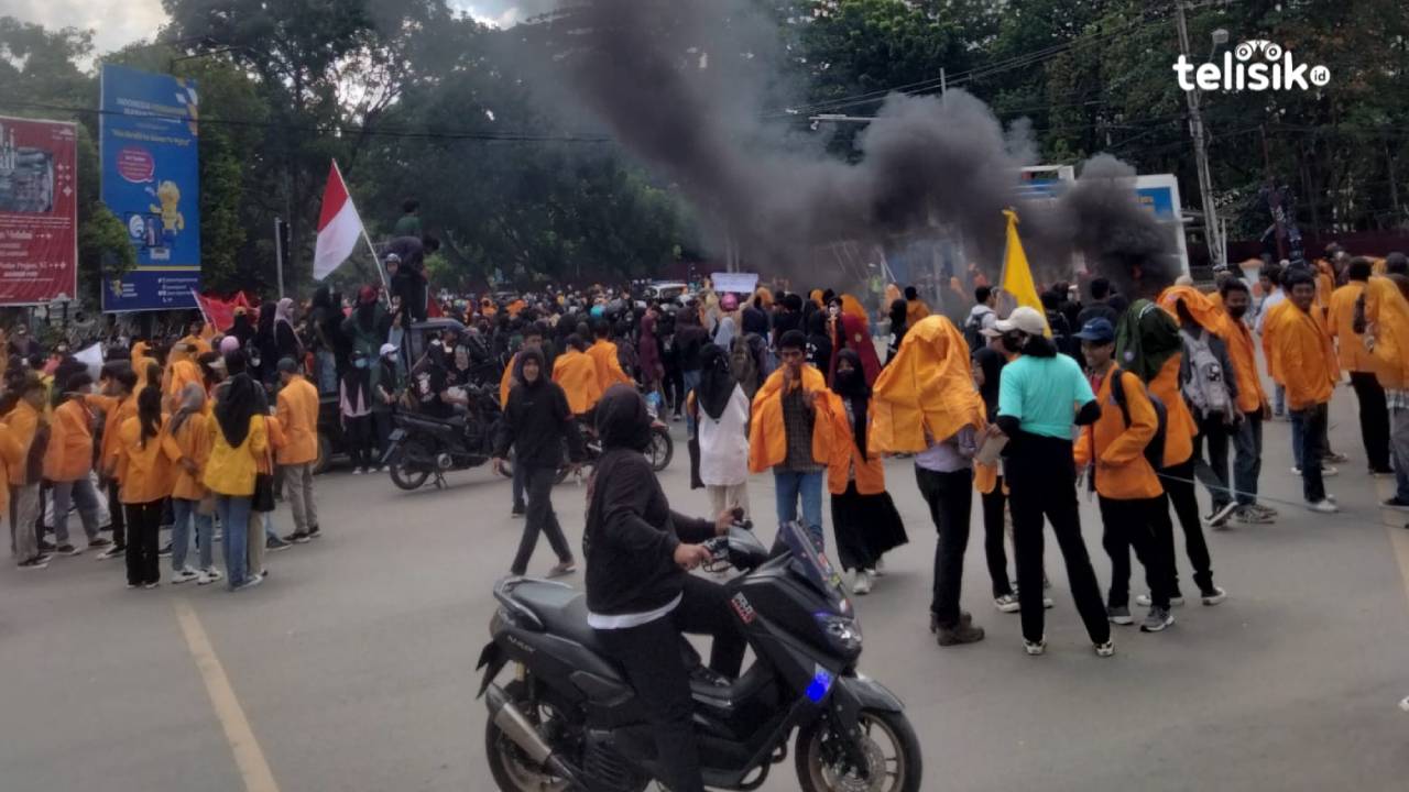 Ratusan masa aksi yang sedang melakukan unjuk rasa di depan kantor DRPD Sultra. Foto : Muhammad Ilwanto/Telisik