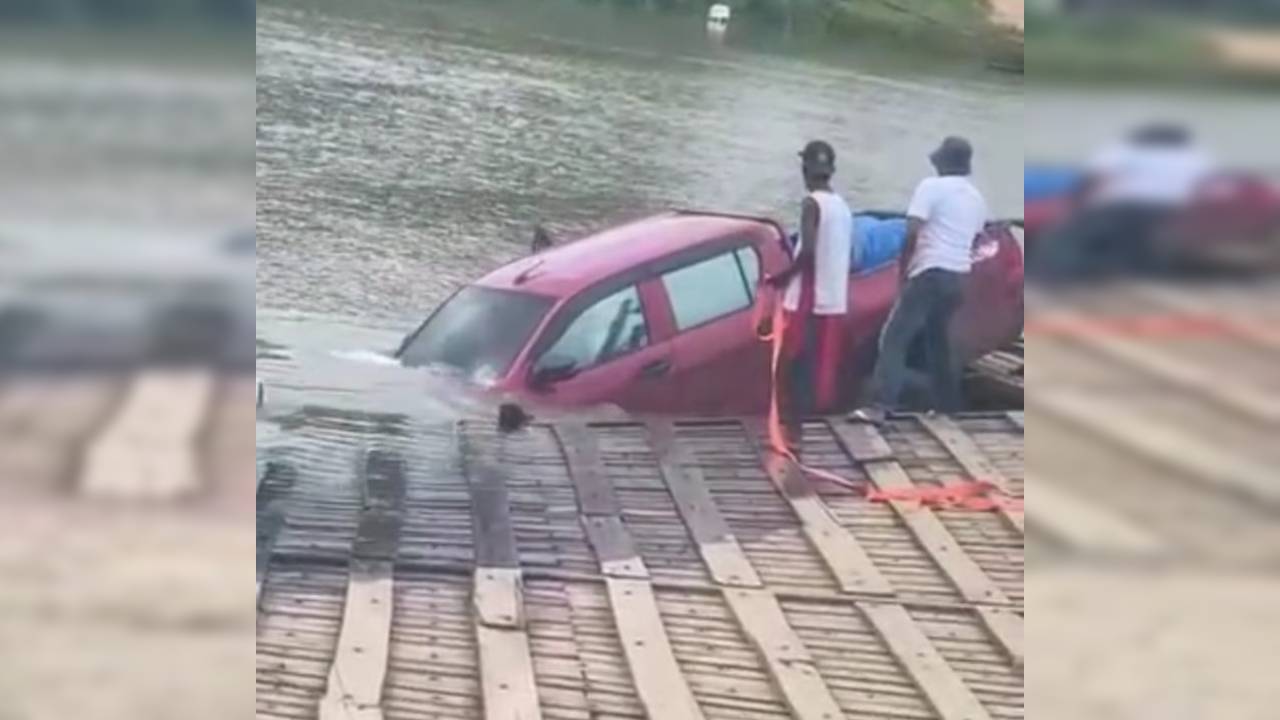 Nampak mobil jenis Hilux berwarna merah jatuh ke sungai Konaweeha. Foto: Ist