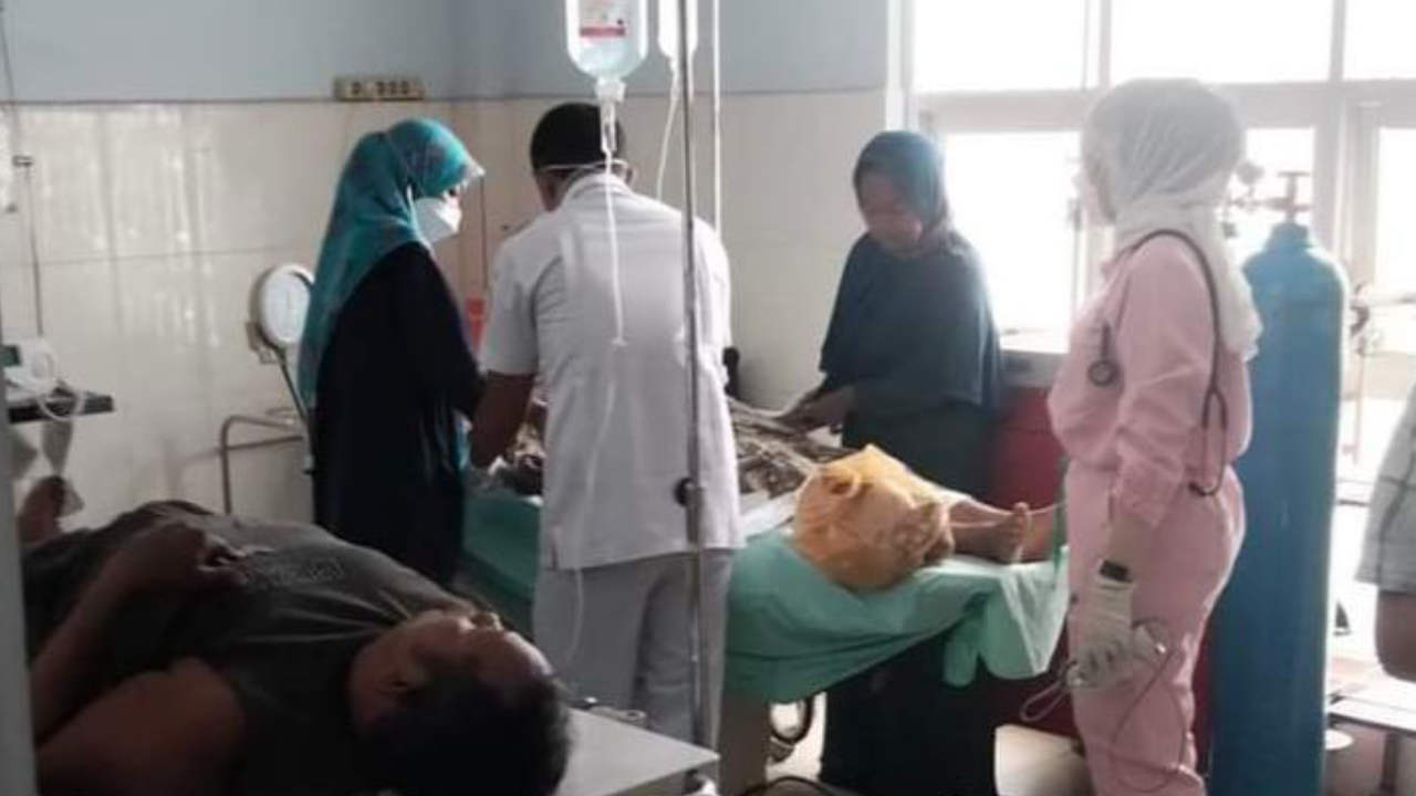 Warga yang keracunan diduga akibar bocornya pipa gas milit PT SMGP diberikan perawatan di rumah sakit. Foto: Humas Polda Sumut
