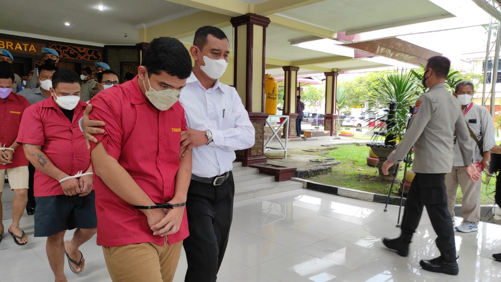 Pelaku ketika diamankan petugas kepolisian soal dugaan penyiksaan tahanan dalam kerangkeng khusus manusia. Foto: Humas Polda Sumut