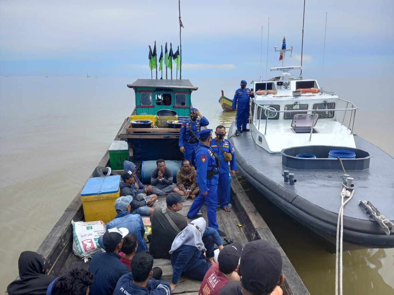 Polisi mengamankan kapal mengangkut TKI Ilegal dari Malaysia. Foto: Humas Polda Sumut