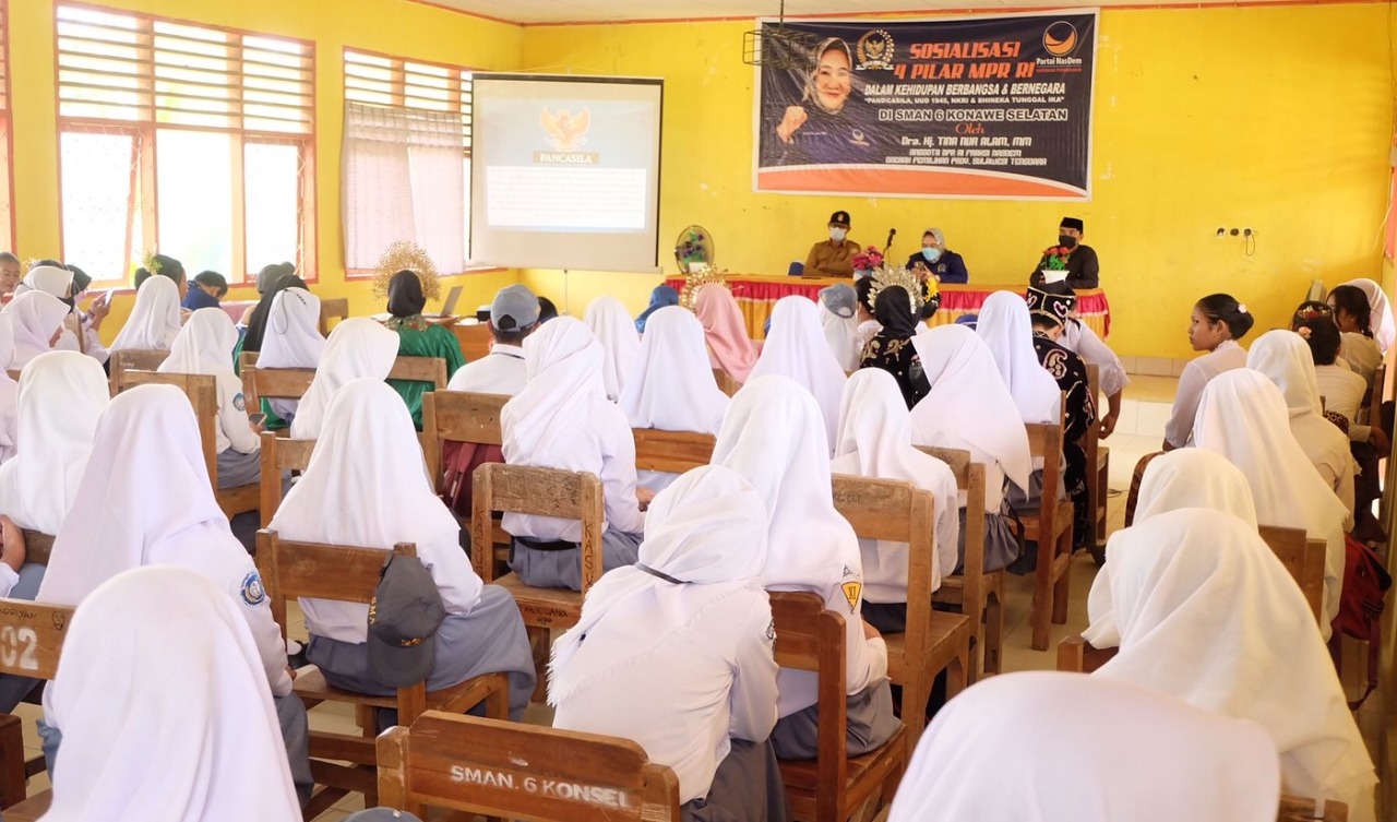 Suasana sosialisasi 4 pilar kebangsaan terhadap siswa SMAN 6 Konsel oleh anggota DPR RI, Tina Nur Alam. Foto: Ist