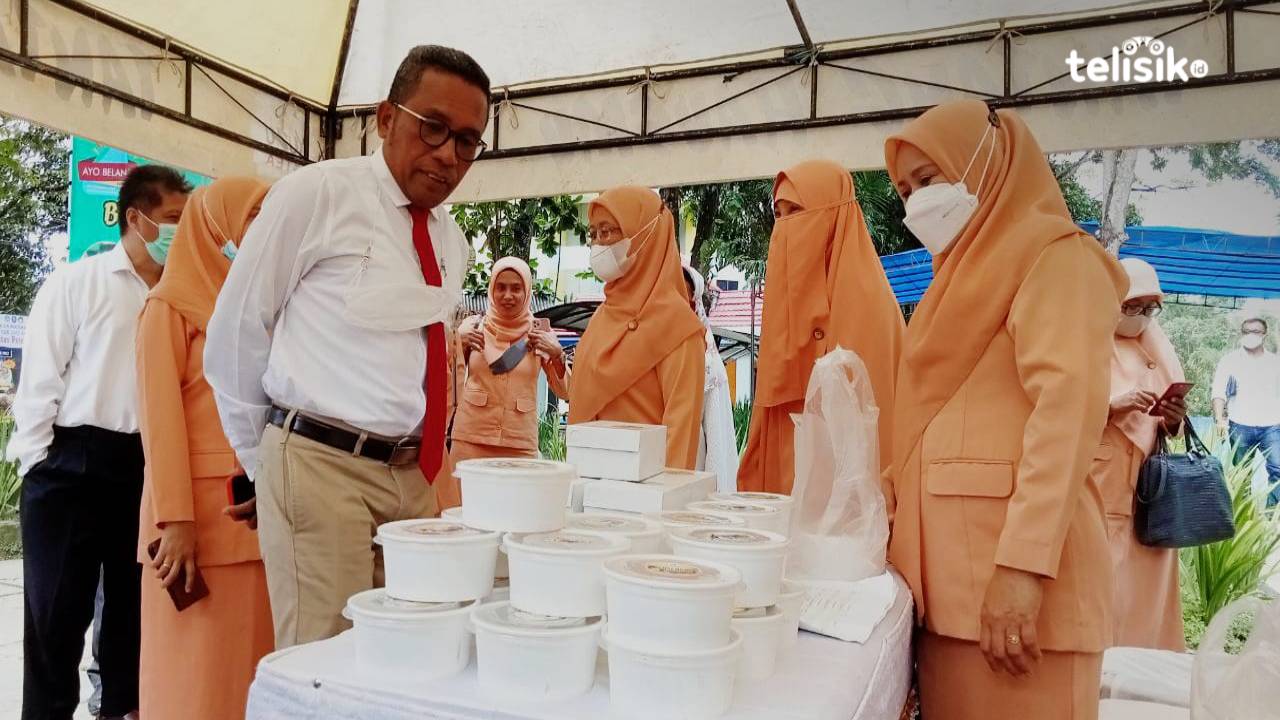 Rektor UHO Kendari sekaligus sebagai pembina DWP UHO, Prof Muhammad Zamrun Firihu, saat mengunjungi salah satu stand di Bazar Ramadhan. Foto: Andi Irna Fitriani/Telisik