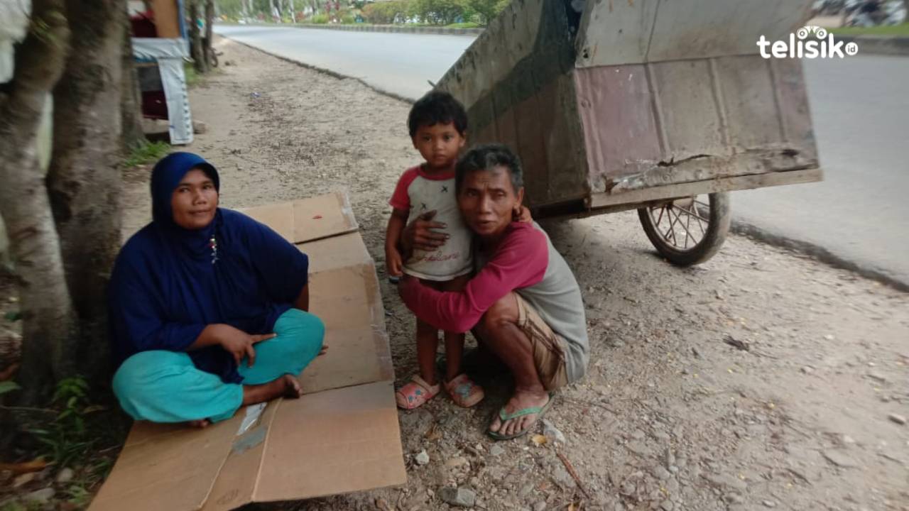 Herman bersama istrinya Lisa dan anaknya Nur Hayati, sedang duduk beristirahat di pinggir jalan karena kecapean memulung. Foto : Nadwa Rifada/Telisik