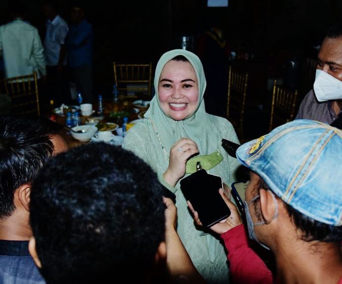 Dapat dukungan penuh dari suami, Siska Karina Imran nyatakan diri siap maju dalam Pemilihan Wali Kota Kendari pada tahun 2024 mendatang. Foto: Ist.