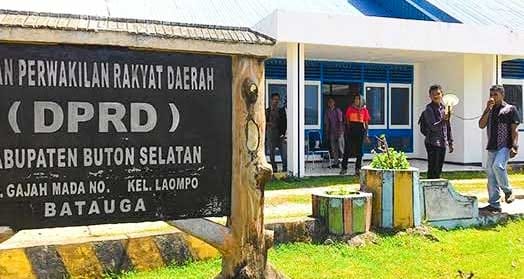 Wakil Ketua DPRD Busel, Aliadi mengecam tindakan ASN yang menandatangai petisidukungan salah satu Pj bupati. Foto. Publiksatu.com