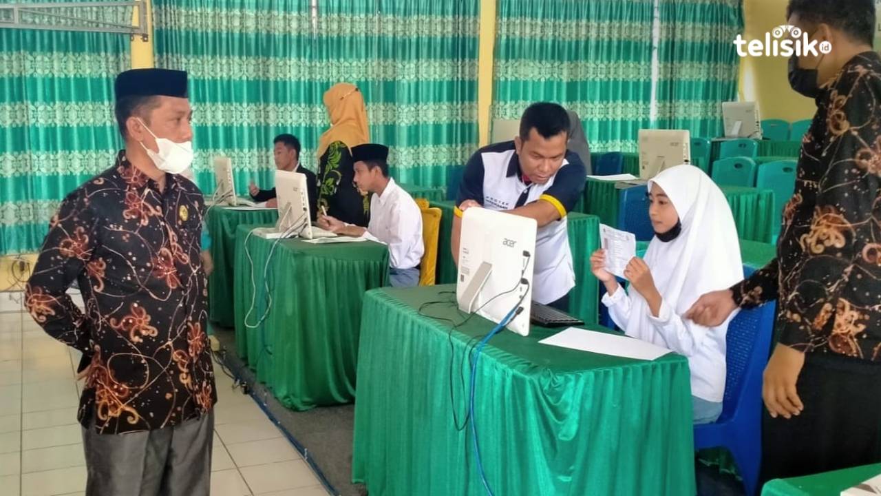 Kabid Penmad Kemenag Sultra, H. Muhammad Saleh (kiri), memantau sekaligus memberikan arahan kepada siswa mengenai pengetahuan akademi serta survei karakter. Foto: Muhammad Ilwanto/Telisik
